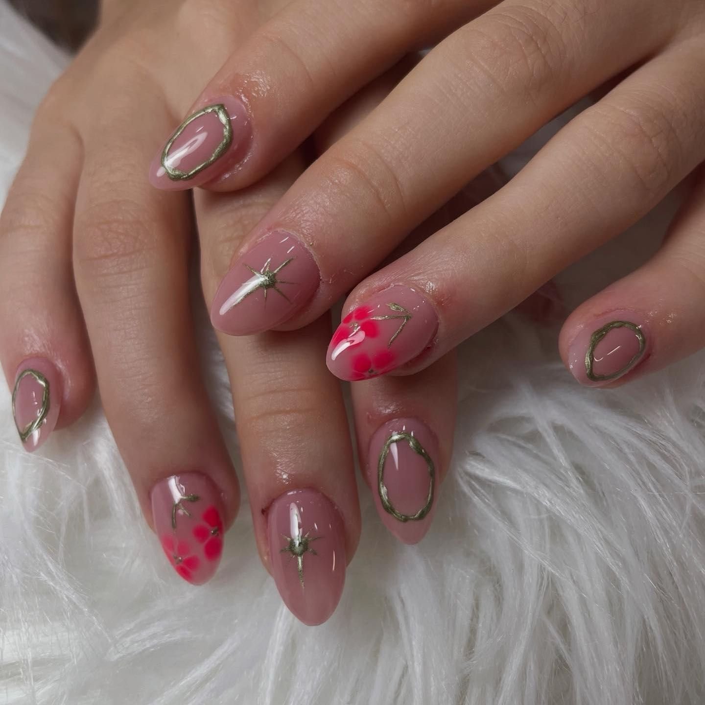 Relleno de extensiones con nail art de aros dorados en Córdoba